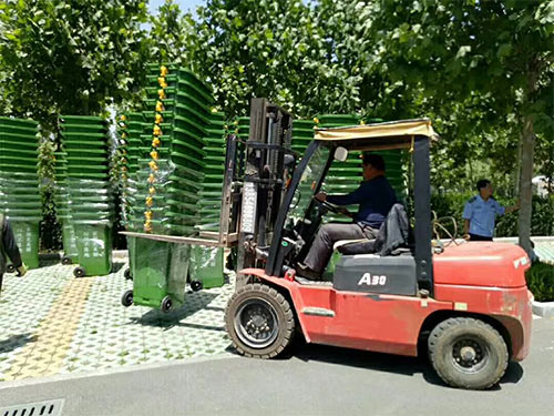 3000只塑料垃圾桶如期到位。